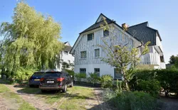 Familiäres, charmantes Appartement in Zingst, Bild 1: Außenansicht des Gebäudes. Wohng. Erdgeschoss und Parkplatz 2