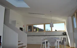 Bild 7: Großes Wohnzimmer und Küche mit Esstisch