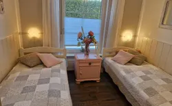 Bild 10: 2. Schlafzimmer mit 2 Einzelbetten + Kleiderschrank und Kommode und Aussenrollo