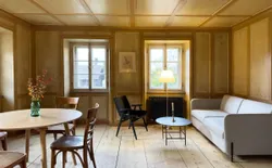 Bild 15: Stube mit bemaltem Holztäfer und bequemer Schlafcouch.