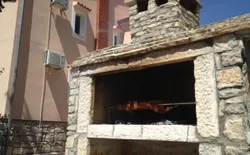 Bild 30: großer Außengrill, auf dem Sie grillen können