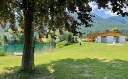 Bild 22: St. Johann Badesee, Liegewiese mit Kiosk
