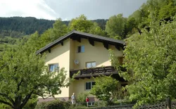 Bild 4: Das Haus im Grünen