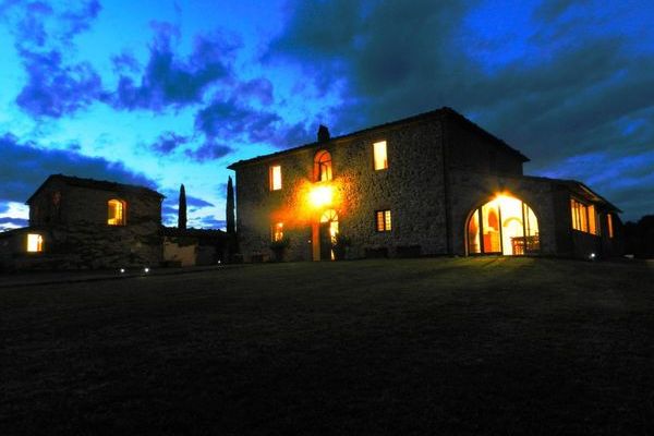 Ferienhaus Montegonzi mit Kamin für bis zu 24 Personen mieten