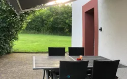 Bild 3: Terrasse mit Markise