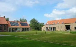 Bild 11: Außenansicht des Gebäudes. Garten