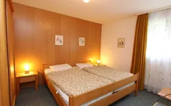 Bild 9: Schlafzimmer mit Doppelbett