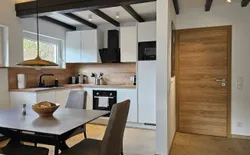 Ferienhaus mit Terrasse und Garten Südeifel, Bild 1: Essecke und Küche