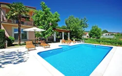 Ferienhaus mit überdachter Terrasse und Garten sowie Pool mit herrlicher Aussicht auf die umliegende Naturlandschaft, Bild 1