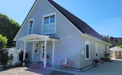 Ferienwohnung Fine in Zingst, Bild 1: Vorderansicht mit Eingangsbereich und großen Parkplätzen