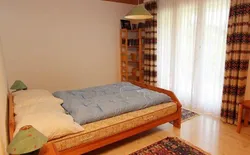 Bild 8: Schlafzimmer mit Doppelbett