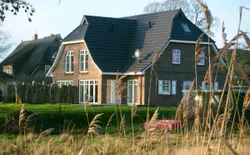 Ferienhaus mit Boddenblick und Sauna, Bild 1: Außenansicht des Gebäudes