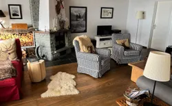 Bild 13: Wohnzimmer mit TV, Kamin