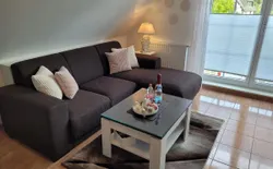 Bild 3: Wohnzimmer gemütliche Sitzecke und Aussenrollo