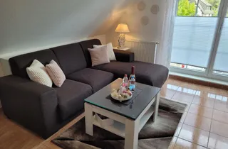 Bild 3: Wohnzimmer gemütliche Sitzecke und Aussenrollo
