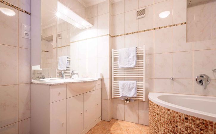 Ferienwohnung mit Tiroler Stube mit Kachelofen und Geschirrspüler, Ötztal