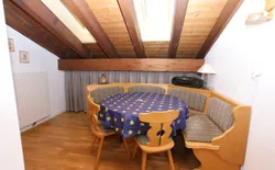 Bild 19: Essbereich, hinter Vorhang ein Notbett