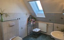 Bild 15: Badezimmer m. Schminktisch