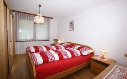 Bild 18: Schlafzimmer, 5-türiger Schrank, Fenster