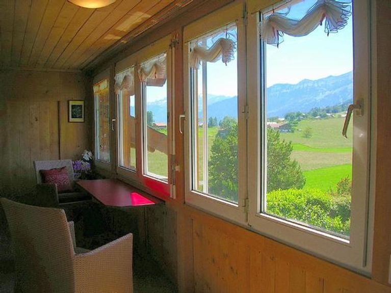 Schnee-Haus-Weihnachtsweg-Schnee-Dorf benutzt als Anzeigen-Weihnachtsweg TOP