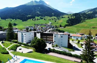 Bild 2: Pool mit Blick Piz Arlos