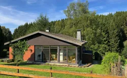 Bild 2: Außenansicht des Gebäudes. Südseite mit Veranda