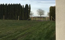 Bild 20: Wiese hinter dem Haus komplett eingezäunt
