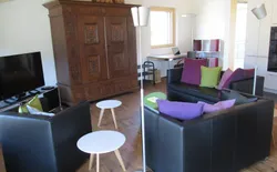 Bild 5: Wohnzimmer mit Sofa