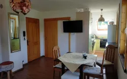 Bild 6: Essbereich mit Blick zur Küchenzeile