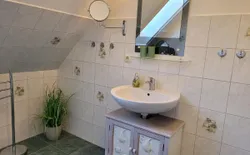 Bild 10: Badezimmer m. Vergrößerungsspiegel + Fön