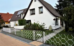 Kleine Ferienwohnung mit Garten und Terrasse, Bild 1: Außenansicht des Gebäudes. Rosenberg 26  -Strandübergang -17-