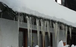 Bild 45: Auch der Winter hat hier seine Reize! Vereistes Hausdach