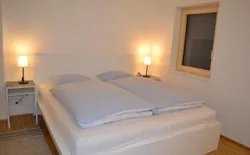 Bild 15: Master Bedroom Obergeschoss mit Arbeitstisch