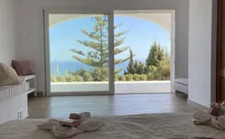 Bild 17: Schlafbereich. mit fantastischem Blick zum Meer vom Bett aus gesehen