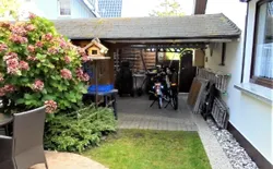 Bild 20: Außenansicht des Gebäudes. Unterstell Möglichkeit für Fahrräder/ E-Bikes.