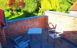 Bild 9: Erholsame Terrasse mit Blick auf den Park