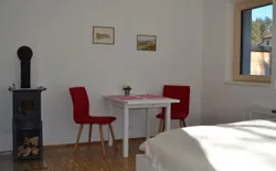 Bild 29: Schlafzimmer Erdgeschoss mit gemütlichem Sitzbereich
