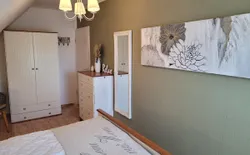 Bild 14: Schlafzimmer Kleiderschrank + Kommode + Ganzkörperspiegel und Aussenrollo