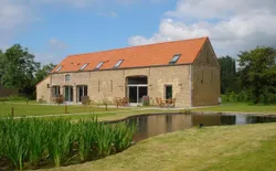 Ferienhaus Hondsroos für 4 Personen, Bild 1: Außenansicht des Gebäudes. Schwimmteich