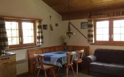 Bild 5: Wohnraum mit Esstisch