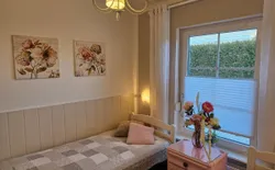 Bild 13: 2. Schlafzimmer mit 2 Einzelbetten + Kleiderschrank und Kommode und Aussenrollo