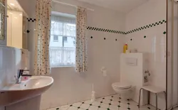 Bild 8: Das Bad empfängt Sie mit einer ebenerdigen Dusche aus Glas.
