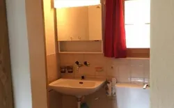 Bild 8: Badezimmer (rechts befindet sich die Dusche)