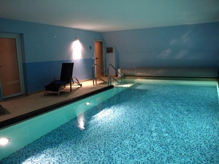 Luxus Reetdachvilla, nur 300 m zur Ostsee mit beheiztem Schwimmbad