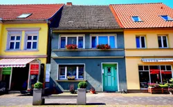 Bild 31: Ort allgemein. Häuserreihe in Barth