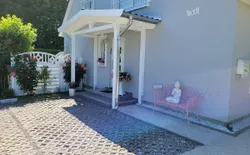 Bild 18: Eingangsbereich mit großem Parkplatz