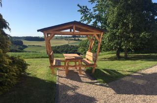 Bild 2: Sitzgelegenheit mit Ausblick vor dem Ferienhaus