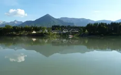 Bild 14: Blick vom See aus auf das Feriendorf