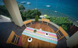 Große Ferienwohnung mit Balkon und fantastischem Meerblick, direkt am Strand, Bild 1