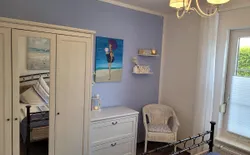 Bild 12: 1. Schlafzimmer - großer Kleiderschrank + Kommode und Aussenrollo